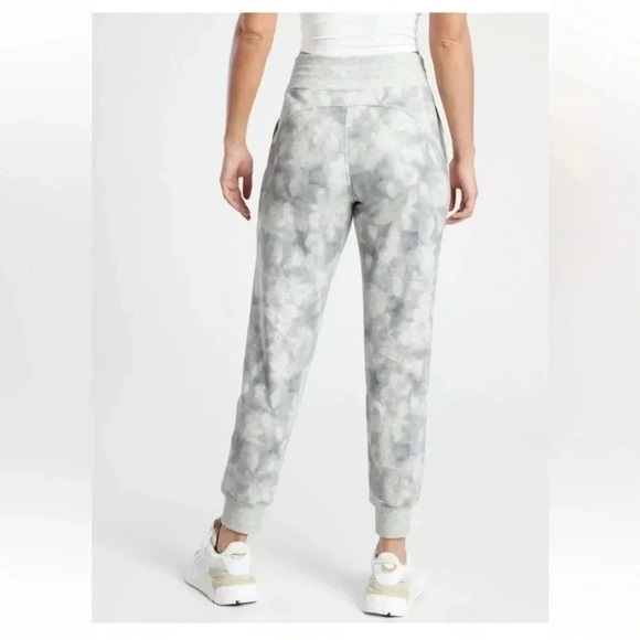 Athleta Balance Gray Printed Joggers Size Medium Tall - Picture 12 of 13